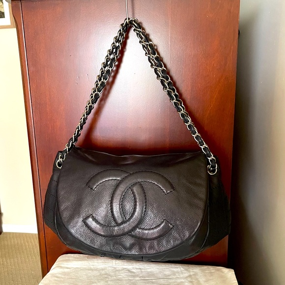 CHANEL Black Leather Shoulder Bag - Picture 1 of 16